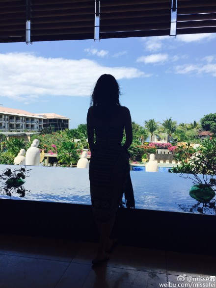 霏霏在微博上传了在巴厘岛的照片,虽然只是背影但是能看出来身材一级