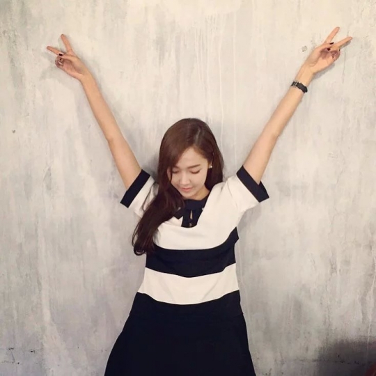 [郑秀妍][新闻]150927 jessica晒可爱剪刀手照片