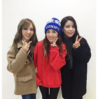 [2ne1[新闻]151123 dara公开与mamamoo成员合照 这周的show man!