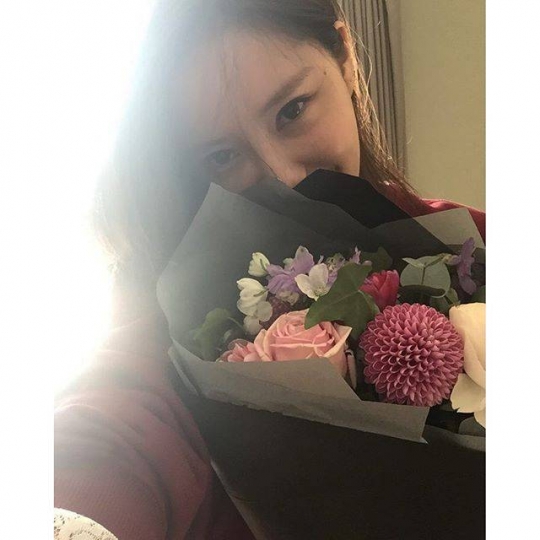 [t-ara][分享]160225 某ig更新孝敏捧花美照 比鲜花还美的女神