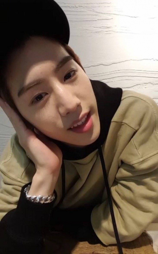 [got7[分享]160304 官网更新段大哥vapp直播照 现实中的男朋友