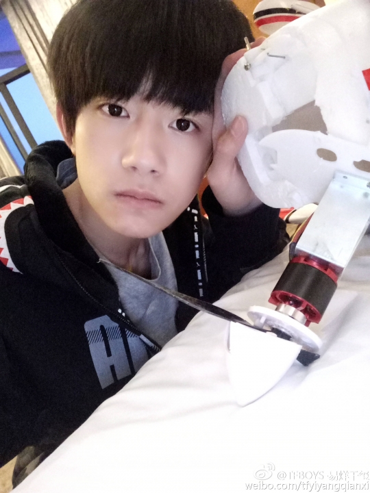 [tfboys][新闻]160322 飞机坏了!易烊千玺嘟嘴卖萌求安慰