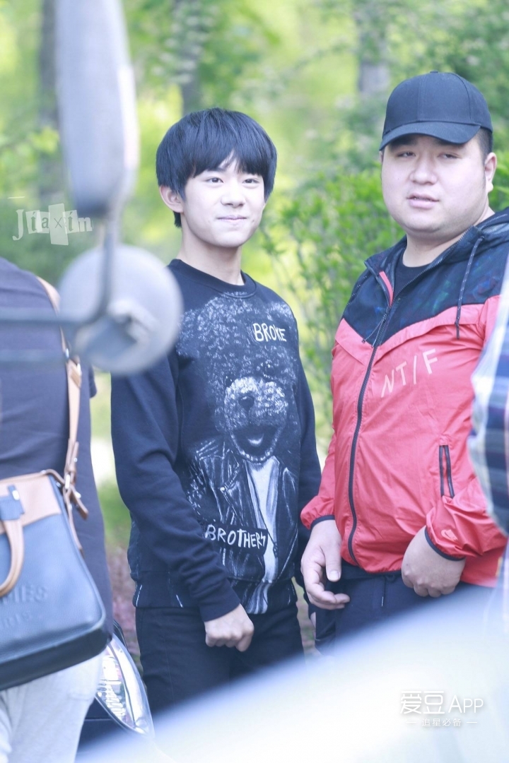 [tfboys[新闻]160425 千玺手写胖虎真名 迷妹羡慕不已