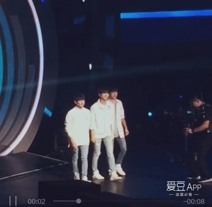 [tfboys][新闻]160703 tfboys《加油!向未来》录制:白衣校草青春无敌