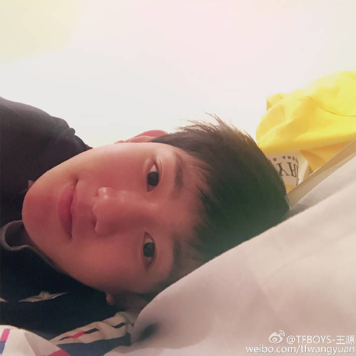 [tfboys[新闻]161217 王源深夜更博 分享一个会自拍会铺床的帅小源