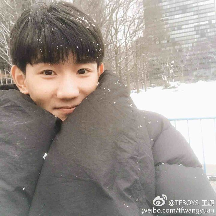 tfboys新闻170201王源发博分享纽约之行晒自拍表示看见了第一场大雪