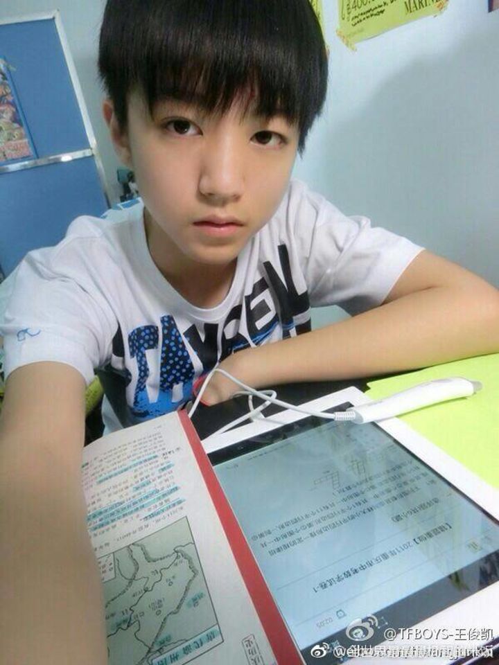 tfboys分享170521王俊凯自拍的执着姿势从中考到高考的长情boy