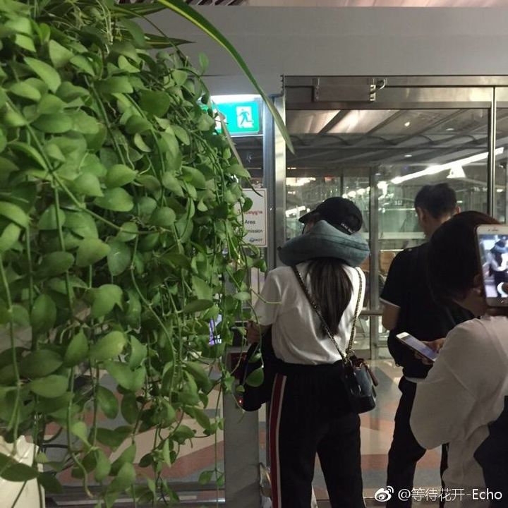 [消息]曼谷机场偶遇迪丽热巴 追不上的劈叉步伐