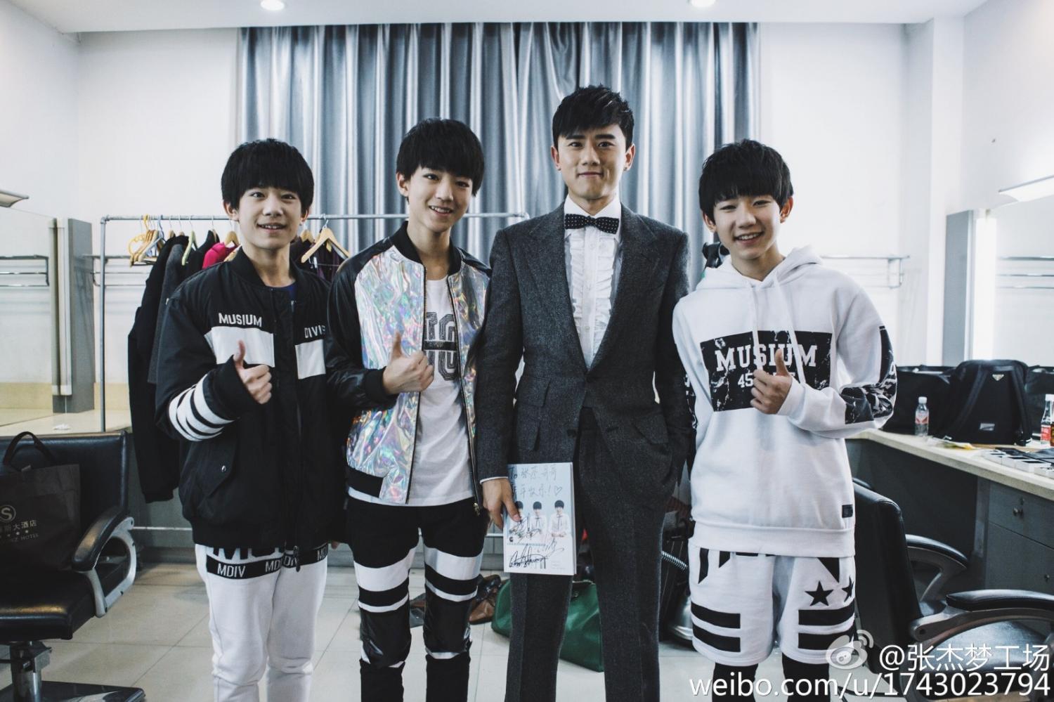 [tfboys][新闻]150213 tfboys后台拜访张杰 送专辑合影!