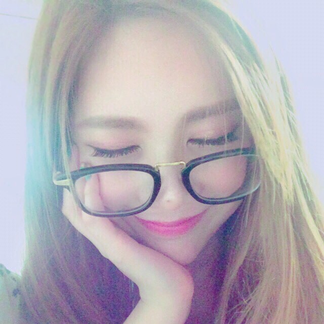 [t-ara][新闻]150310 李居丽戴眼镜的文艺自拍