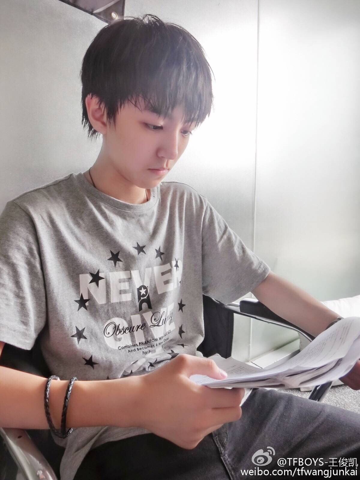 [tfboys[新闻]150509 王俊凯认真研读《长城》剧本 下月进组拍摄