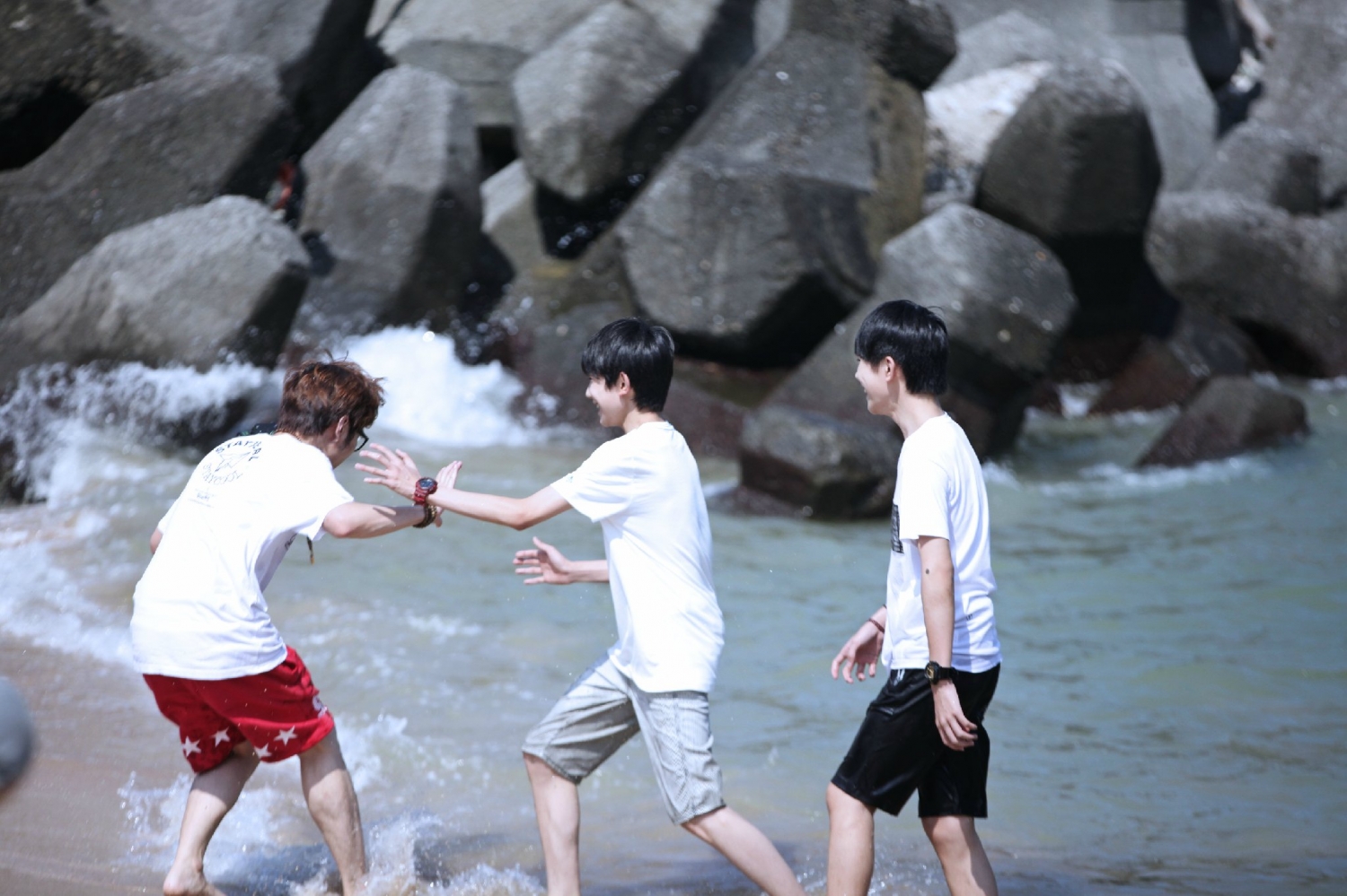 2015tfboys王源千玺台湾海边游_高清图片大全-爱豆app