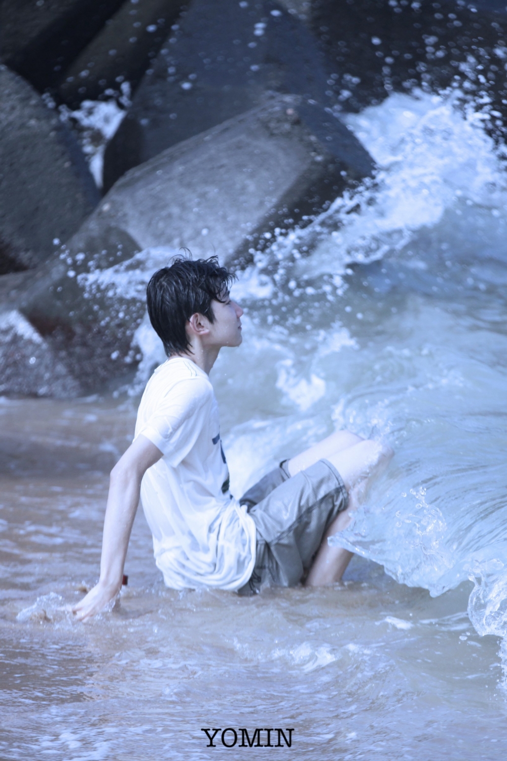 2015tfboys王源千玺台湾海边游_高清图片大全-爱豆app