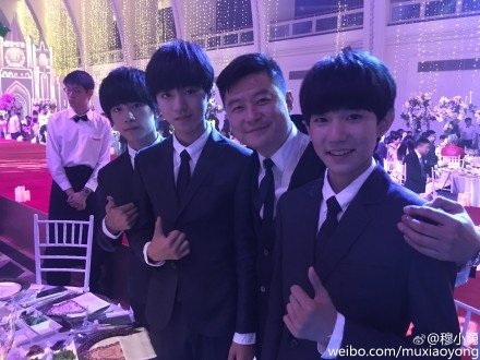 tfboys和著名经纪人和著名制片人穆小勇的合影.