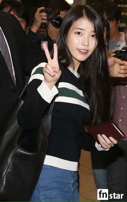 [iu[新闻]151022 知恩香港返韩 机场化身暖妹赠粉丝小礼物