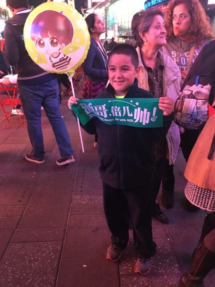 [tfboys][新闻]151108 王源首登纽约时代广场 生日之际粉丝给力应援