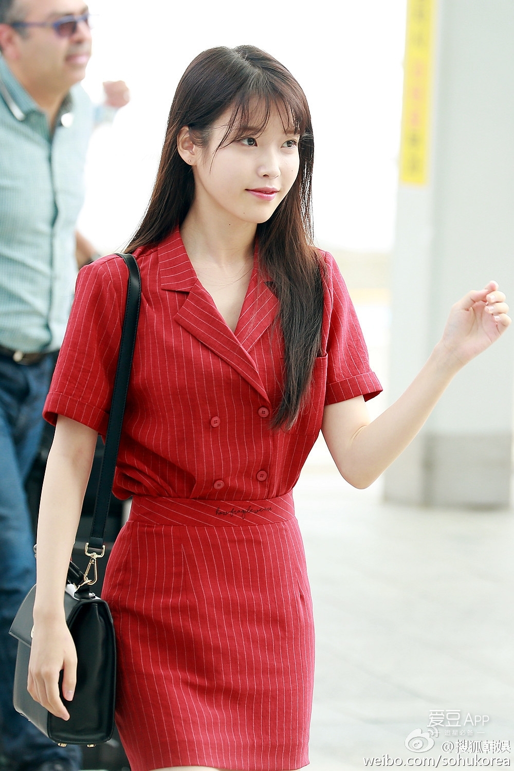 [iu][新闻]160729 iu仁川机场赴重庆 红色套裙十分吸