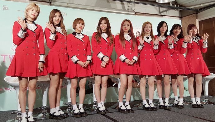 Twice 分享 Twice新加坡演唱会记者见面会现场图整理 继续红通通制服仙女 爱豆app