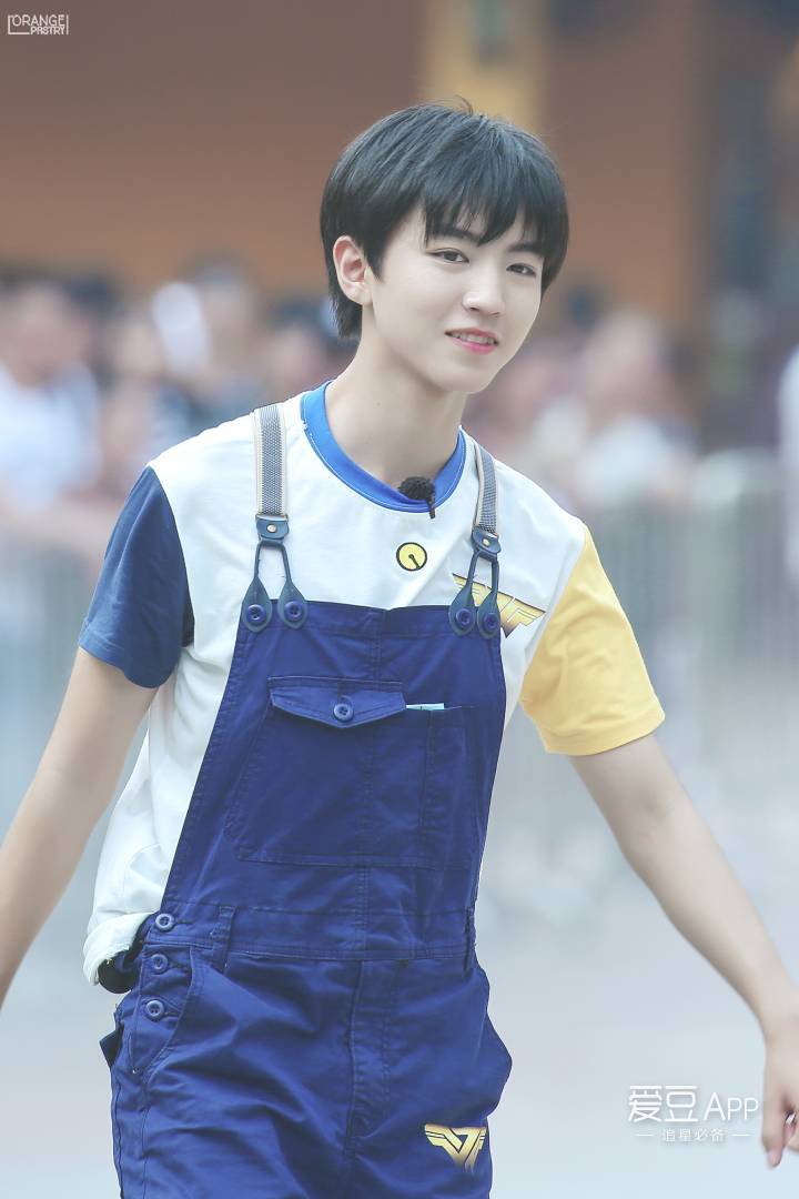 [tfboys[分享]170510 高清图分享:背带裤小俊的无敌奶猫修炼之路—