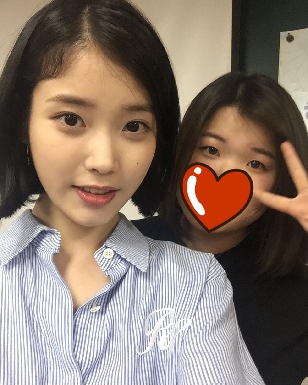 [iu[分享]170513 iu惊喜现身粉丝公益活动 认证合照大公开