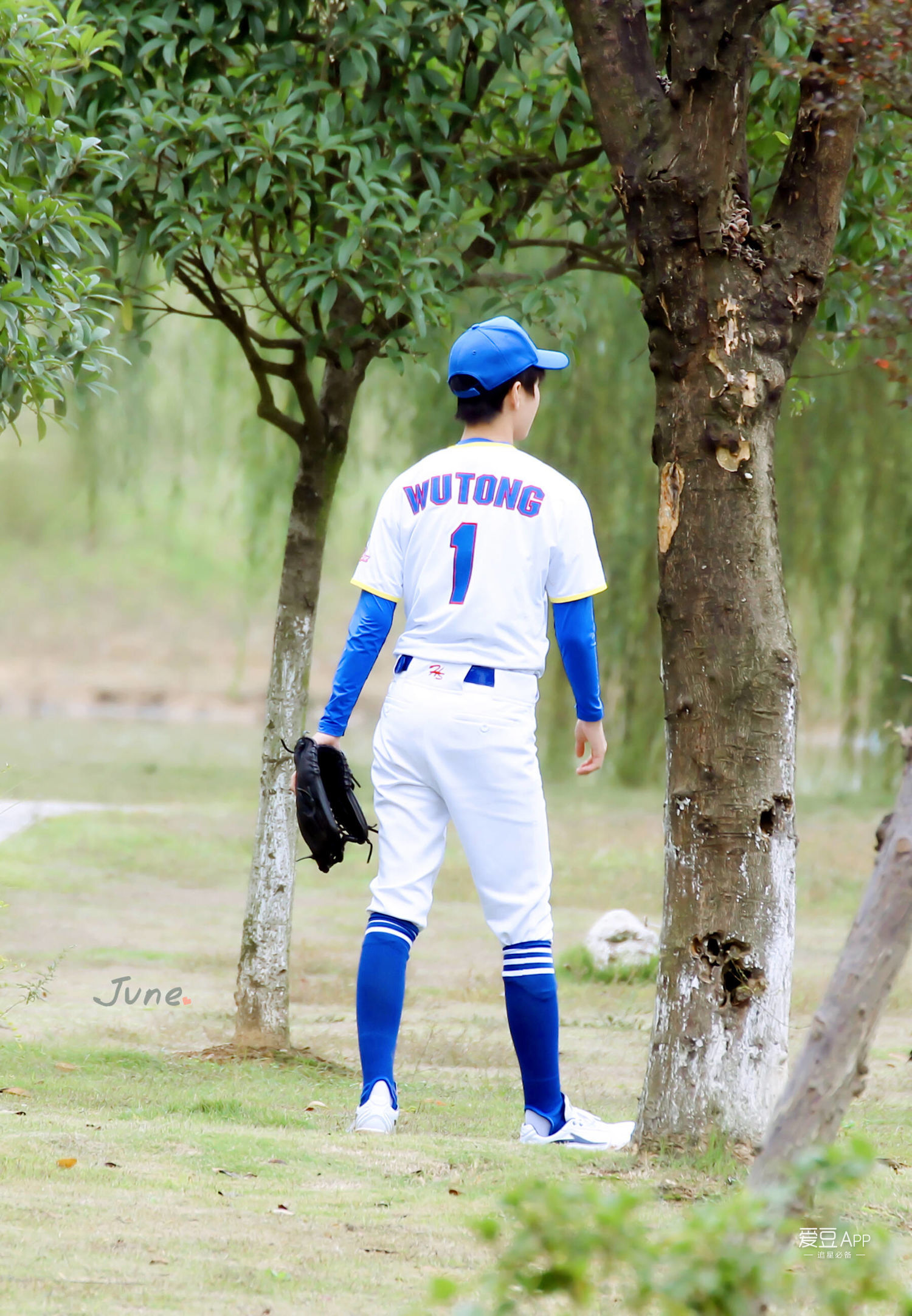 tfboys新闻170713邬童身穿蓝白棒球服干净简单大长腿让人移不开眼