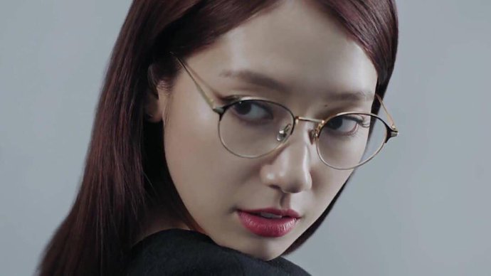 [朴信惠][新闻]170714 朴信惠眼镜品牌代言图出新 完美诠释冷都女