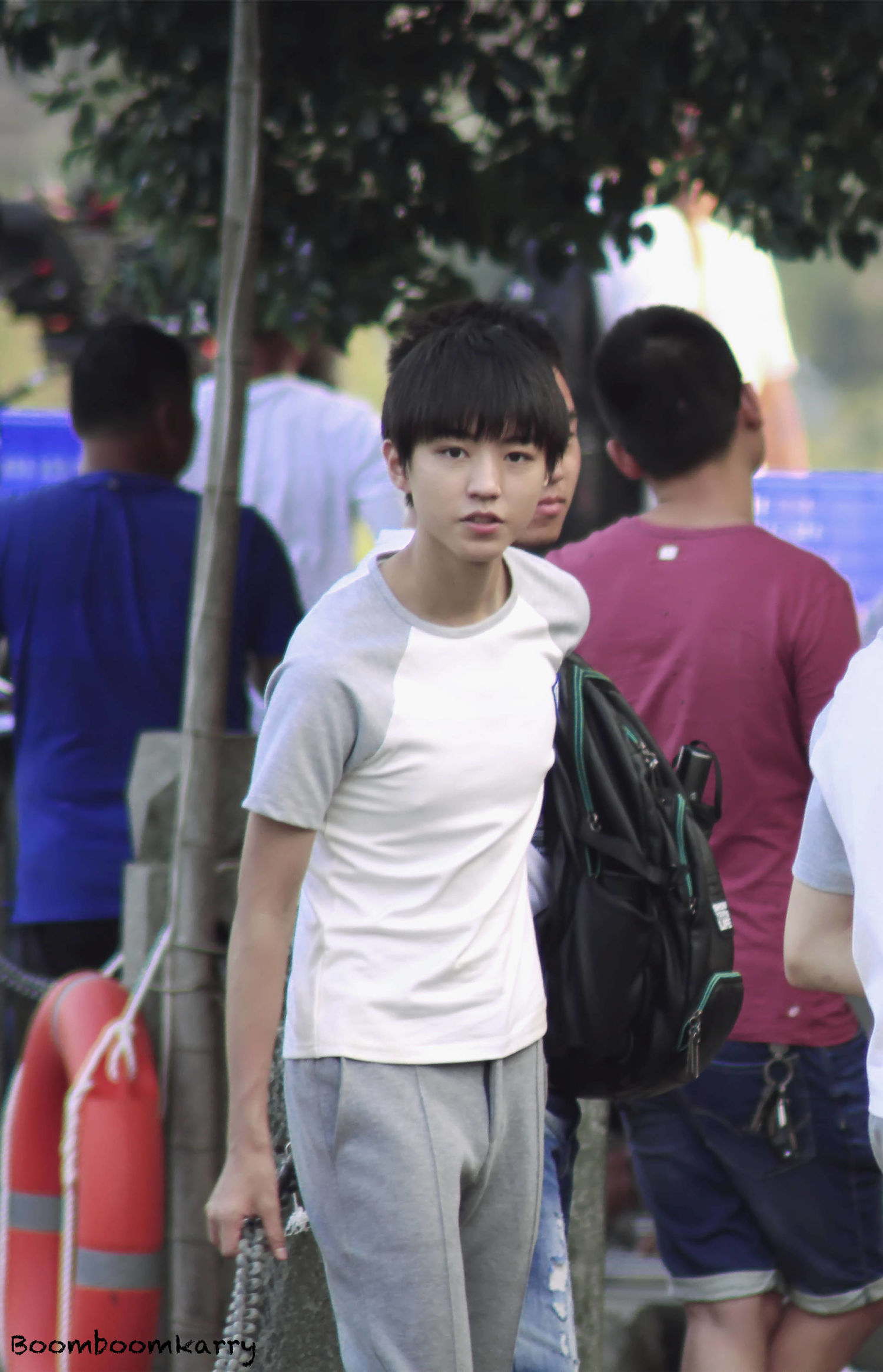 [tfboys][新闻]170730 王俊凯拍戏竟露点 衣服太小兜不住大胸肌