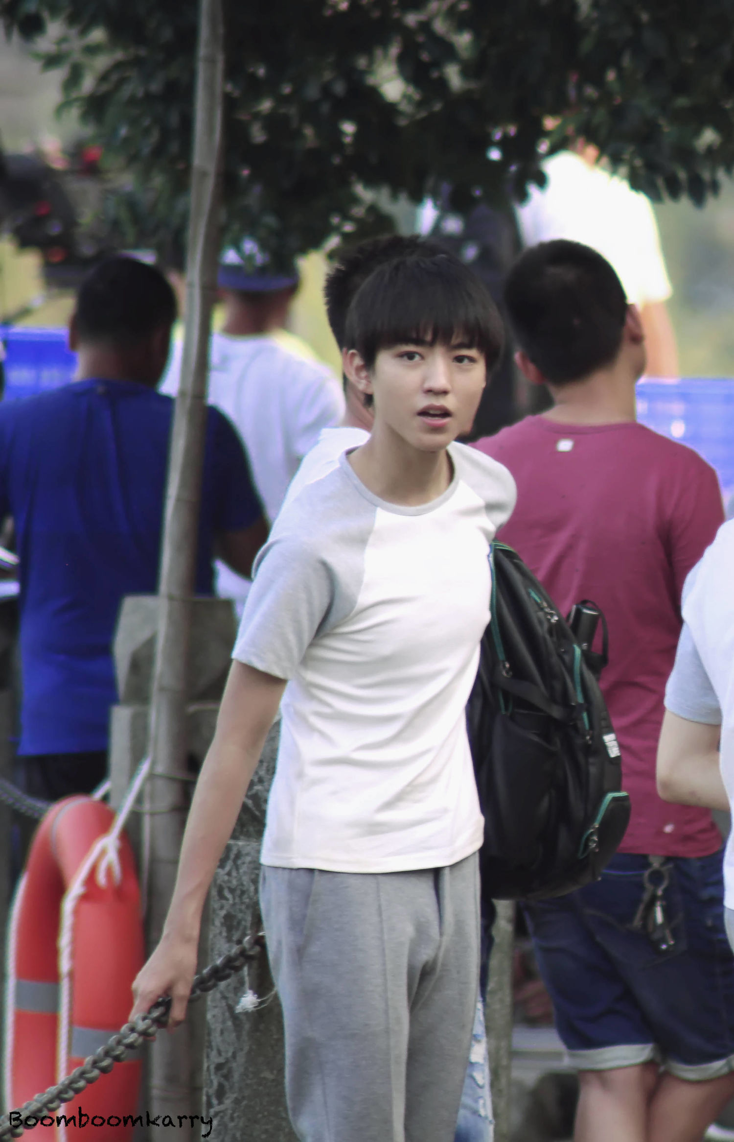 [tfboys][新闻]170730 王俊凯拍戏竟露点 衣服太小兜不住大胸肌