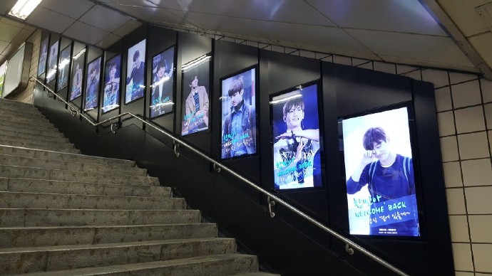 韩国地铁2号线 新村3号出口,30块广告牌惊喜出街新村的人流量就不用说