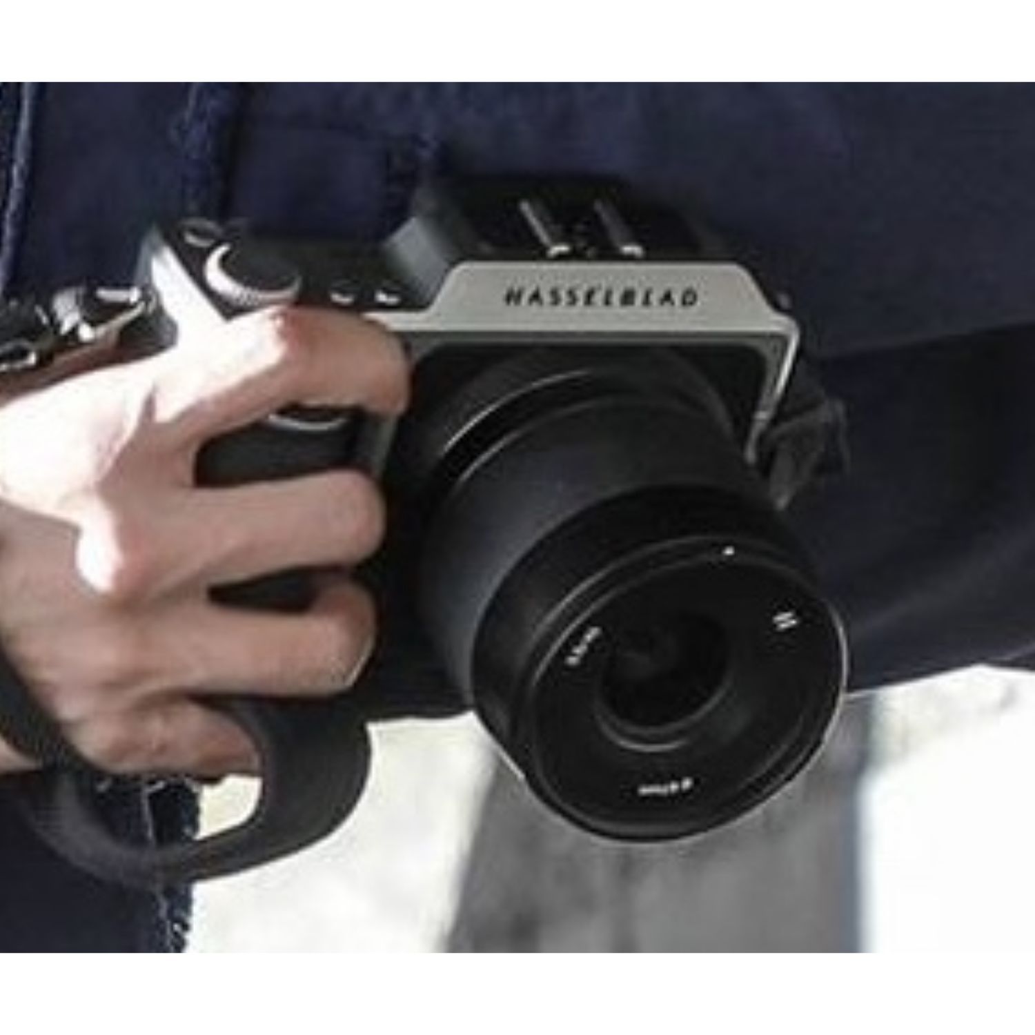 [TFBOYS][分享]170916 千玺街拍照单反品牌解析 哈苏相机卖价近6万