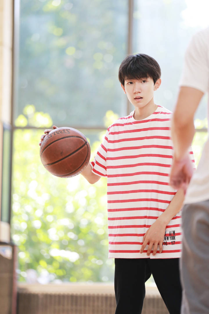 tfboys新闻170919王源工作室再晒源哥帅照运动系阳光篮球少年