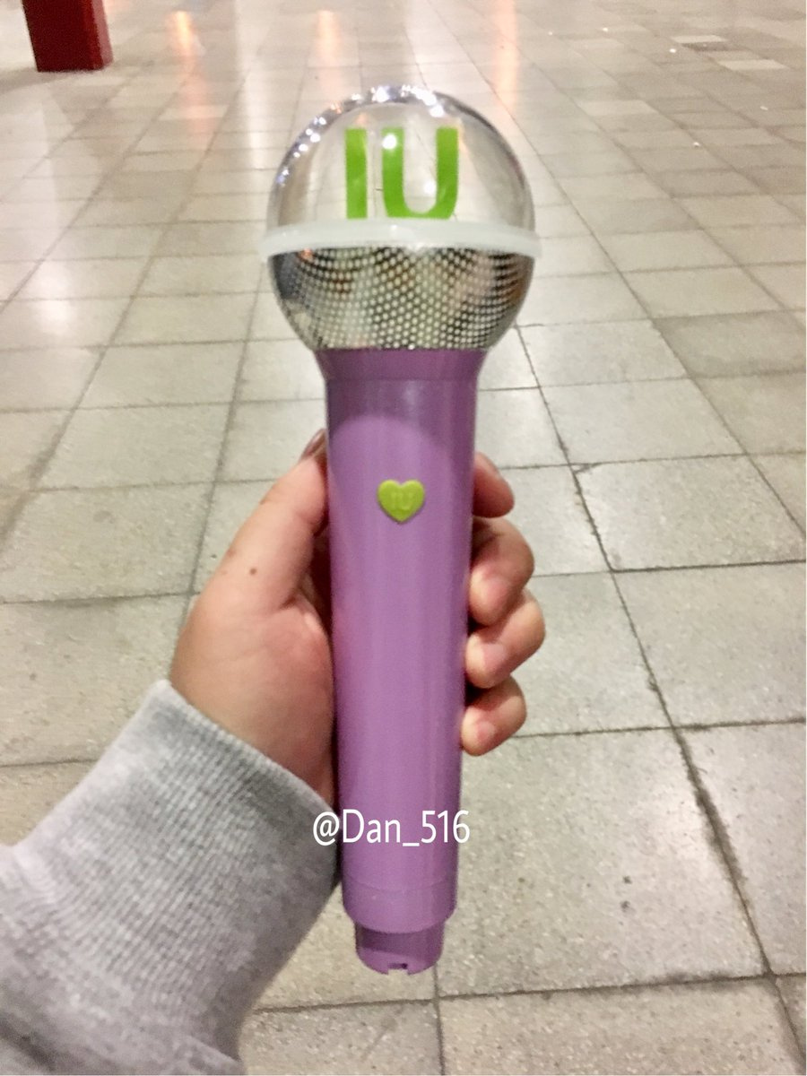 [iu][分享]171104 iu演唱会上准备的特别礼物 幸运粉丝获得紫色应援棒