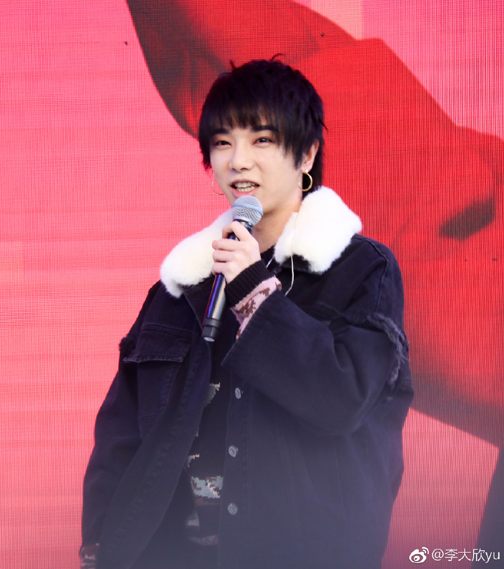 [华晨宇][分享]171114 华晨宇星悦汇商演持续补图 眼睛里藏星星的少年