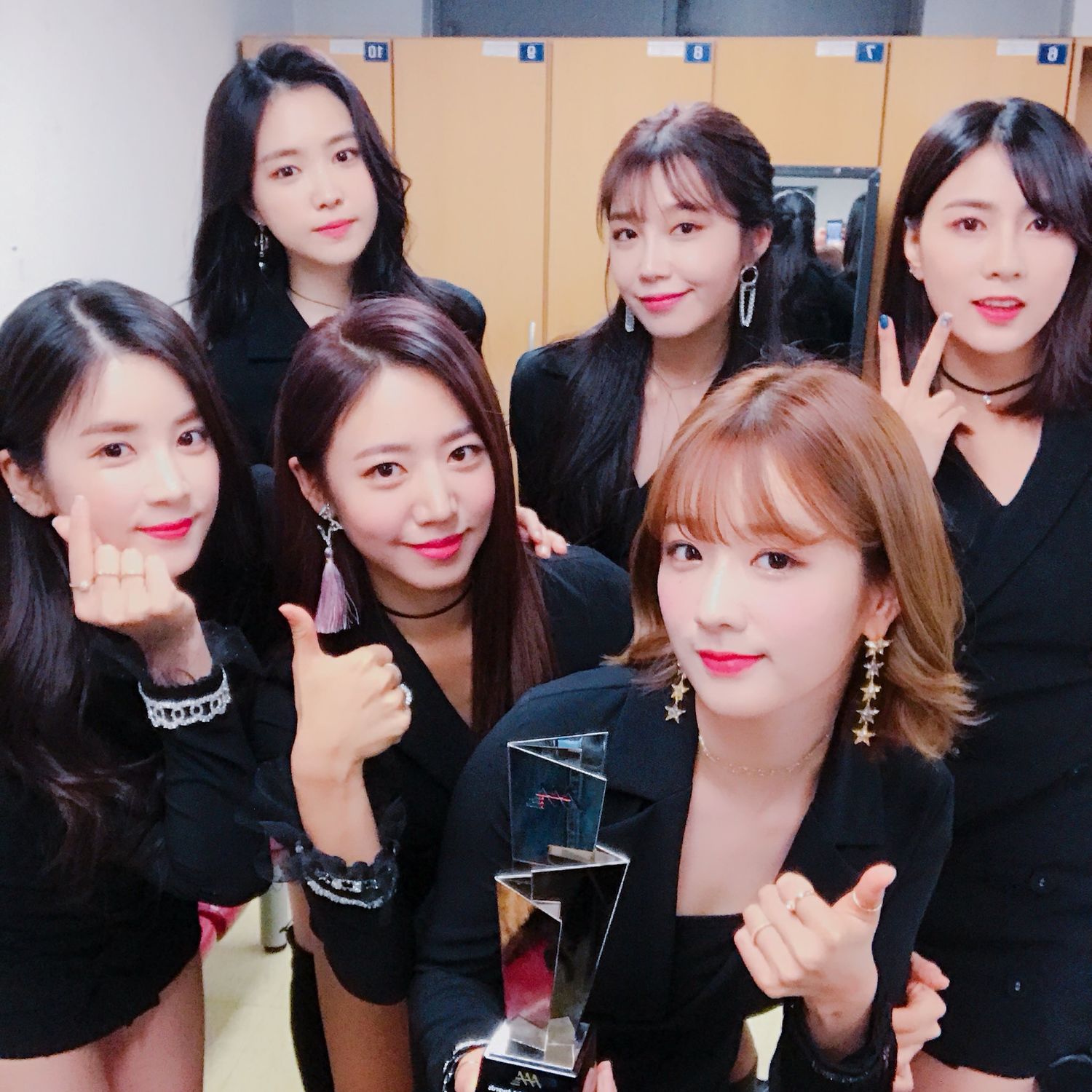 [apink][新闻]171115 apink"最佳名人奖"认证 感谢粉熊给予的aaa奖