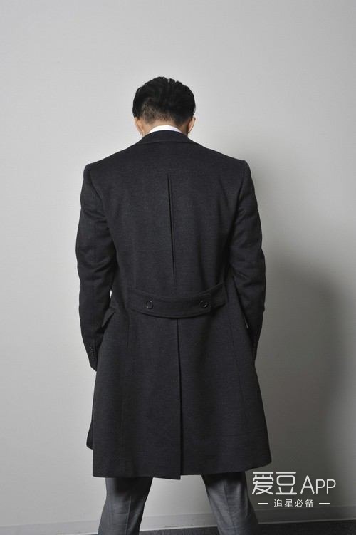 型男的冬季标配—大衣 小栗旬修长的身材加上正装大衣绝对是背影杀手
