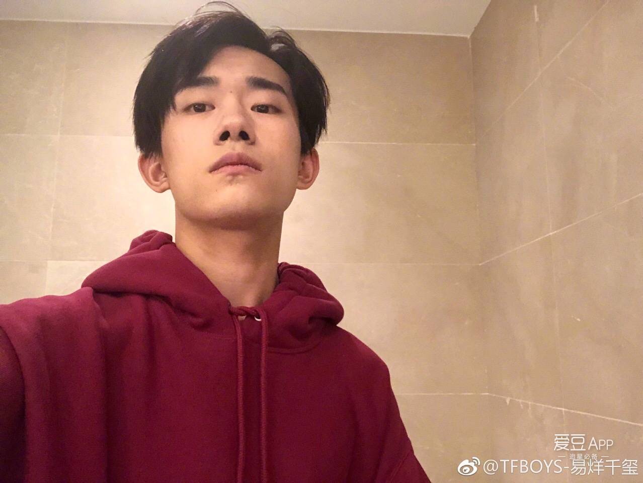 [tfboys][分享]180327 论易烊千玺自拍精髓 从下拍怼鼻孔