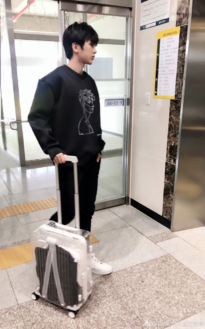 蔡徐坤 新闻  近日,知名行李箱品牌官博分享了坤坤的机场照,坤坤喜提
