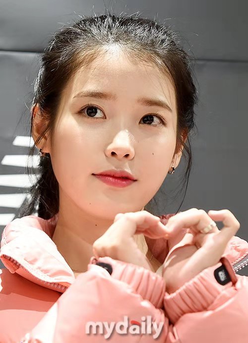 [iu[分享]181102 冬日里的粉红心动 iu甜美亮相品牌签售现场