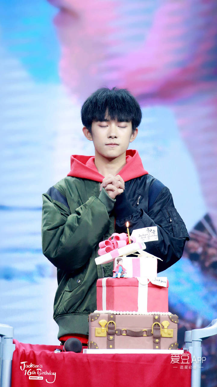 tfboys分享181129易烊千玺生日会许愿图愿这个少年天天开心