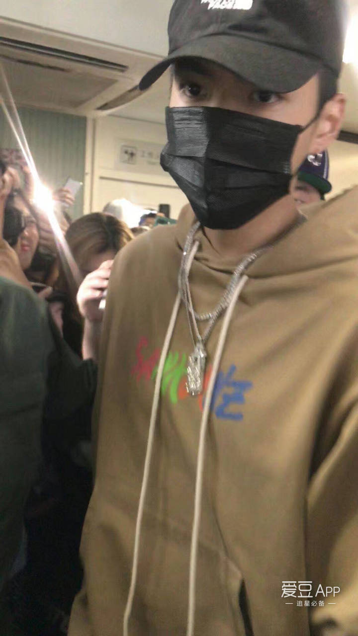 [吴亦凡][分享]190224 吴亦凡背影杀系列来袭 安全感满满想上去抱一把