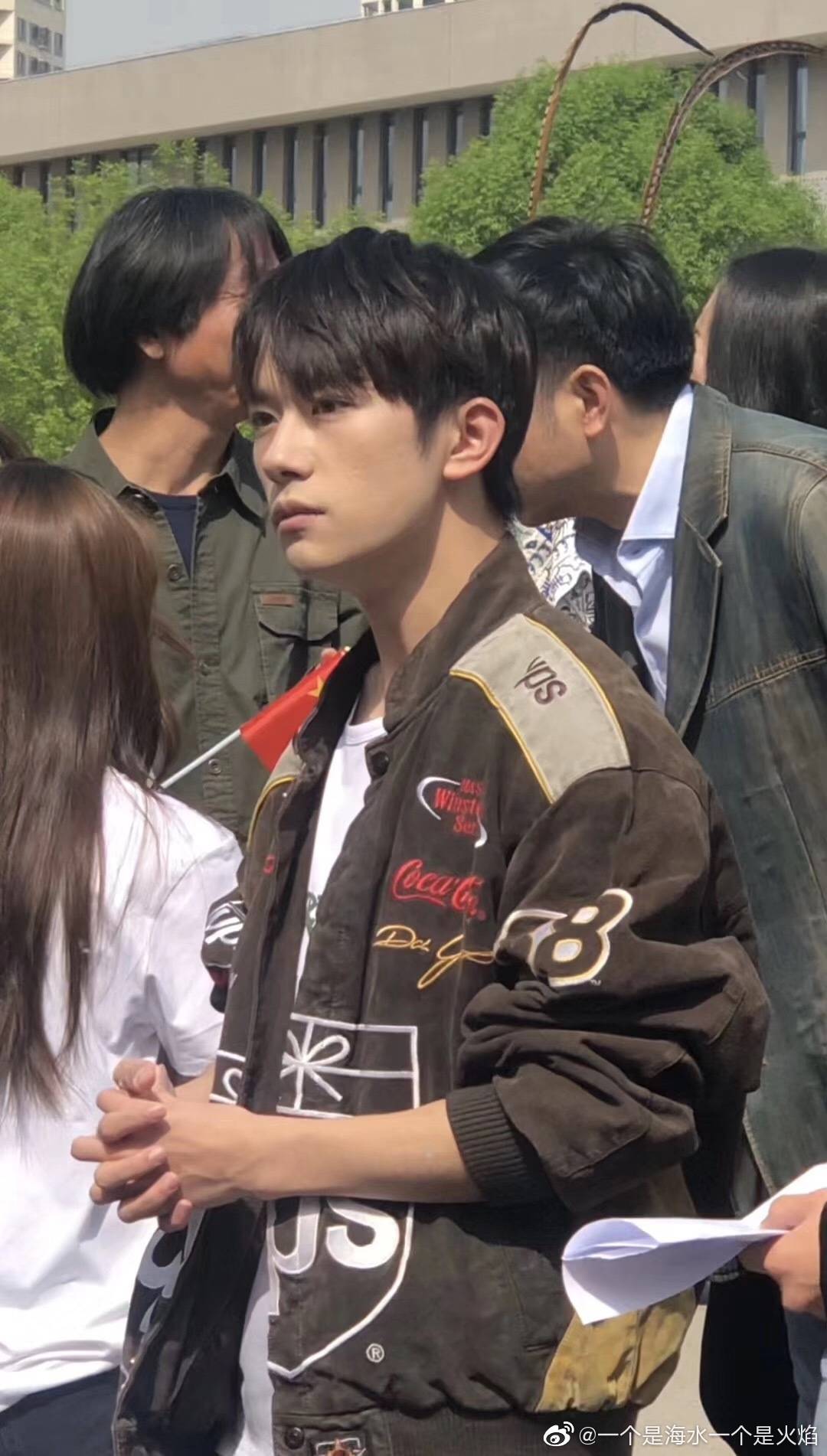 tfboys新闻190419易烊千玺拍摄中戏宣传片盘靓条顺腿长一气呵成