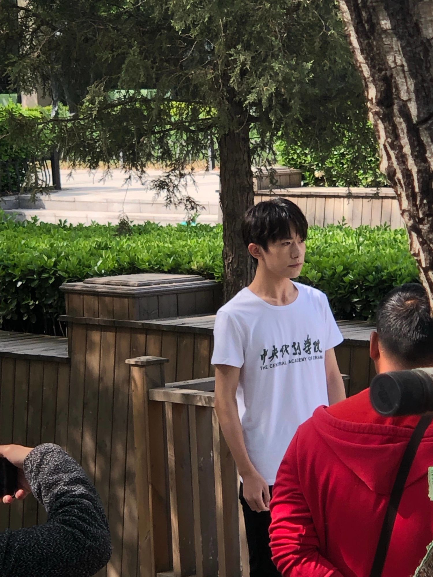 [tfboys][新闻]190419 易烊千玺拍摄中戏宣传片,盘靓