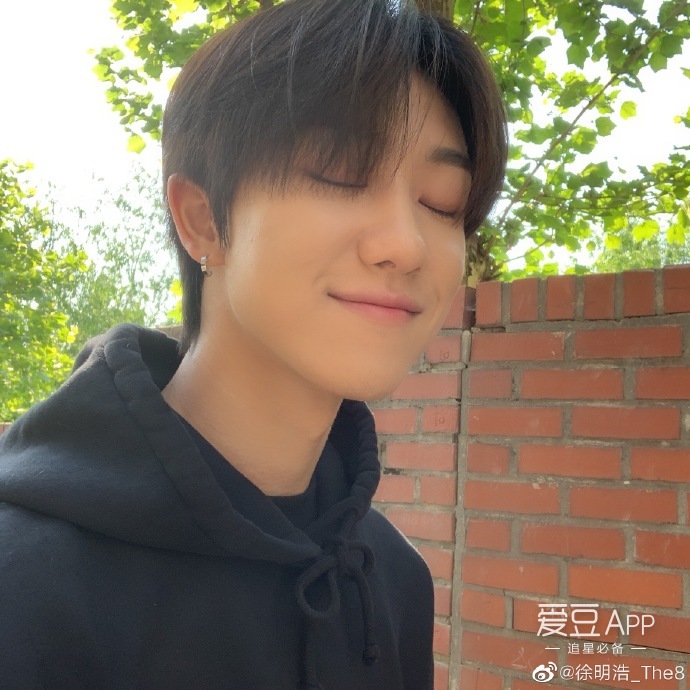 [seventeen][分享]190509 徐明浩公开自拍照,笑容比阳光还要温暖