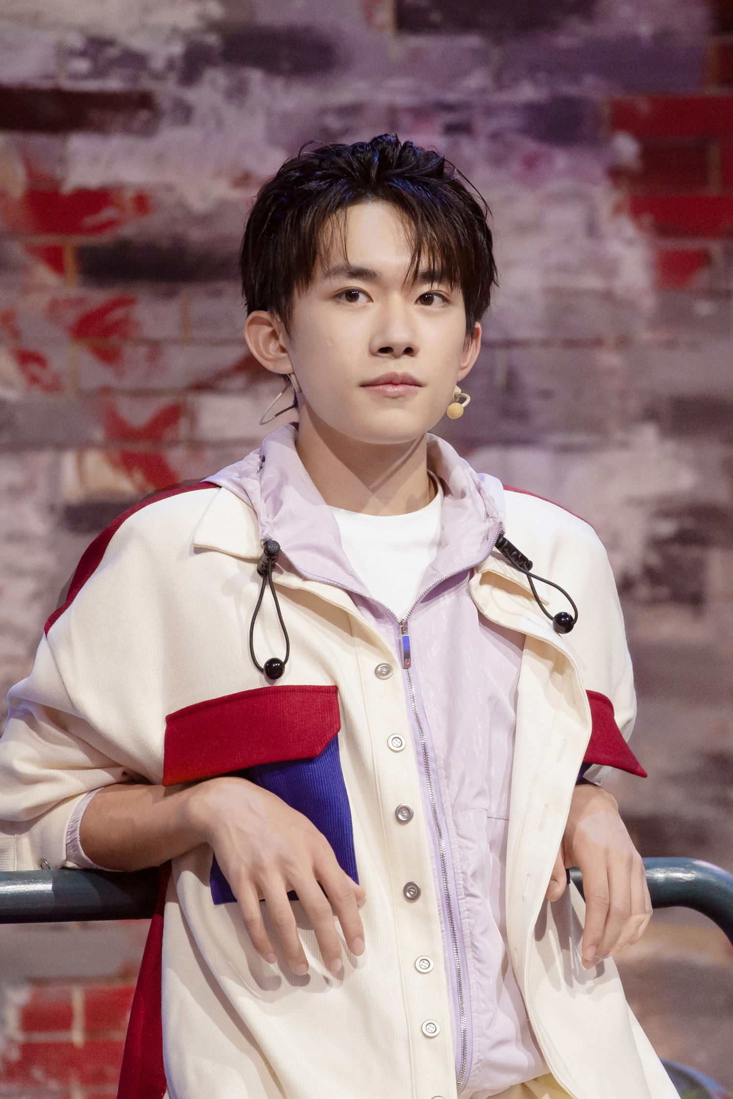 [tfboys][新闻]190601 工作室更博放千玺高清美图,梨涡放送一起在线