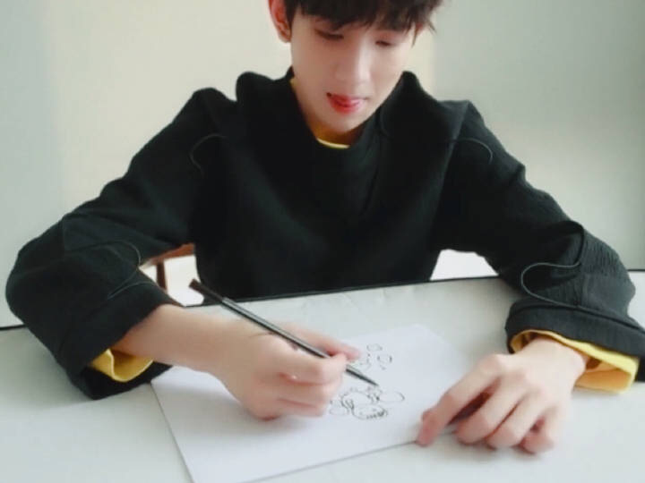 [tfboys][新闻]190718 天才小画家王源,和莱阳同款标志动作