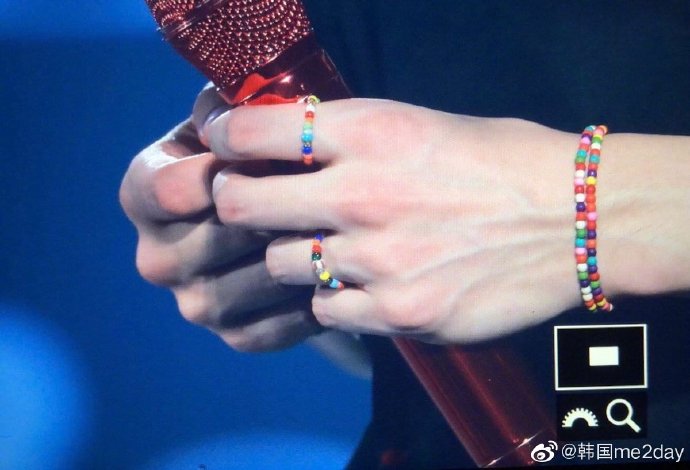EXO][分享]190801 最近在粉丝中反响很好的伯贤的戒指与手链--爱豆APP