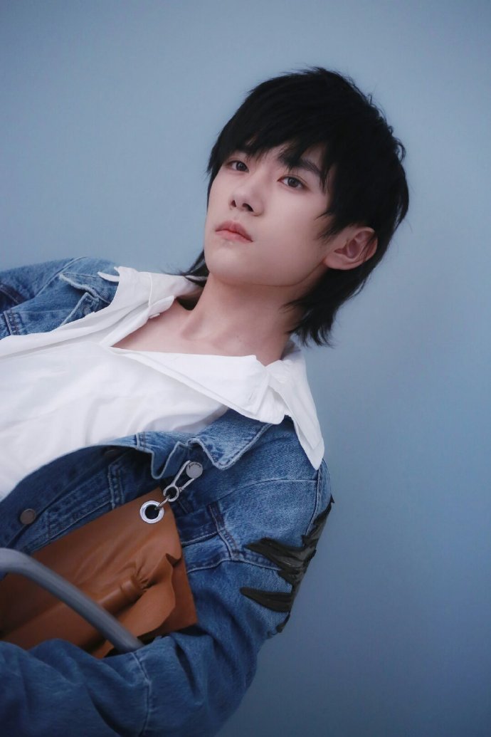 tfboys新闻190915易烊千玺致命吸引的一面名品锁骨了解一下