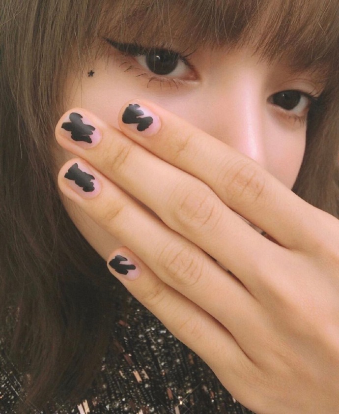 [blackpink][分享]190917 lisa美甲近照释出 或许是用