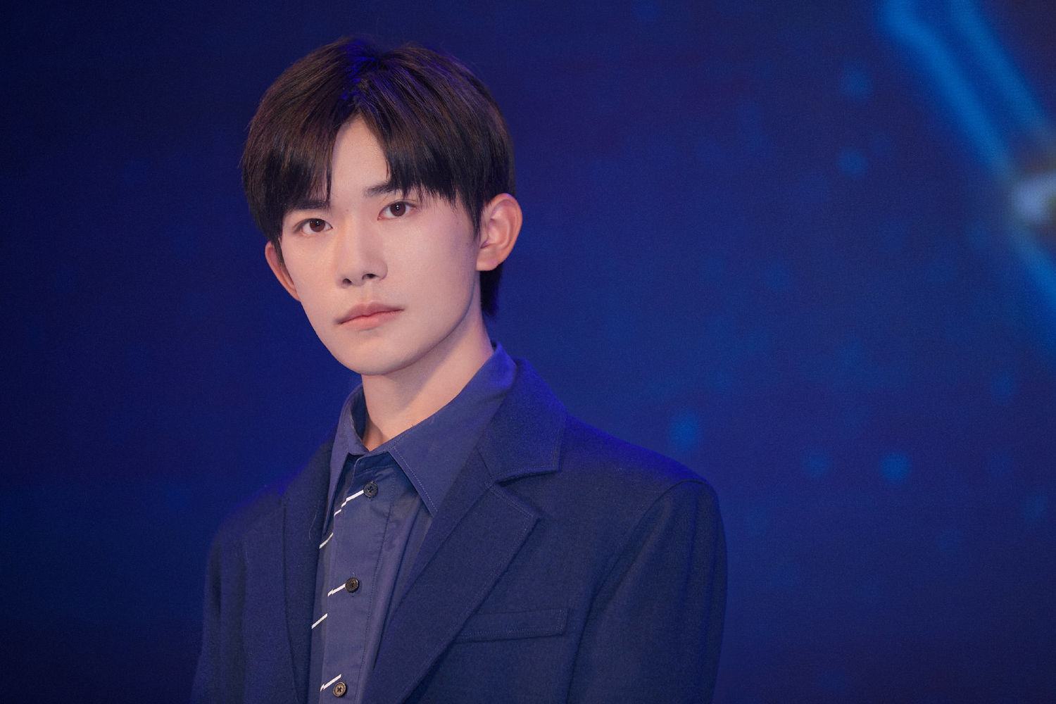 [tfboys][新闻]191105 易烊千玺品牌活动返图,蓝色西装烊英俊帅气