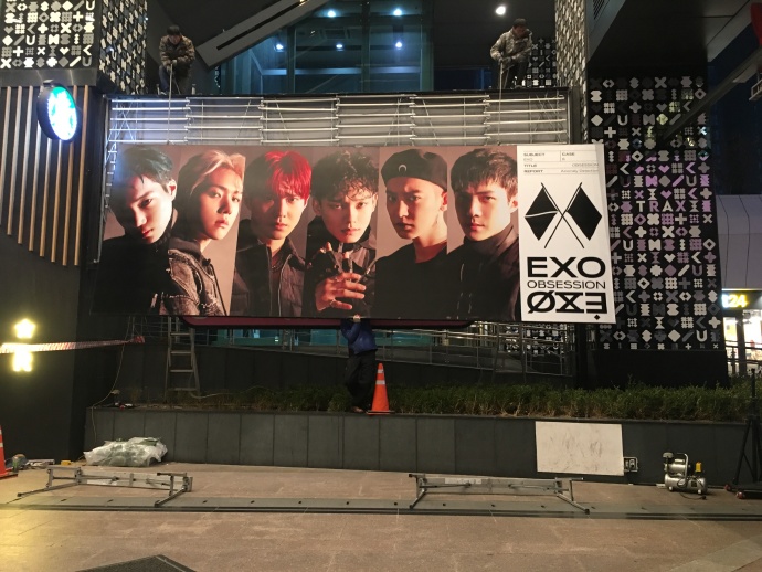 exo六辑巨幅海报挂上去了!